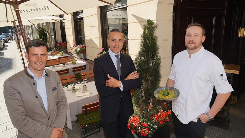 Die Gastgeber der Ess-Klasse: Restaurantleiter Lars Vogel, Maître Fabrice Kieffer und Chefkoch Benjamin Kunz (von links) mit dem ersten Gang.