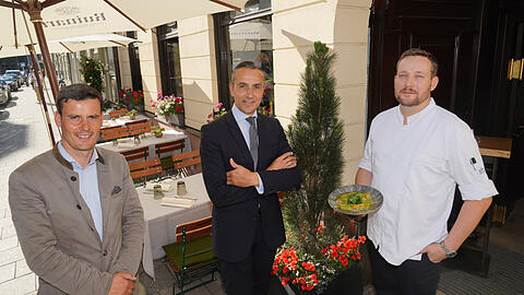 Die Gastgeber der Ess-Klasse: Restaurantleiter Lars Vogel, Maître Fabrice Kieffer und Chefkoch Benjamin Kunz (von links) mit dem ersten Gang.