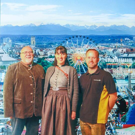 Die Reporterin mit dem Postteam.