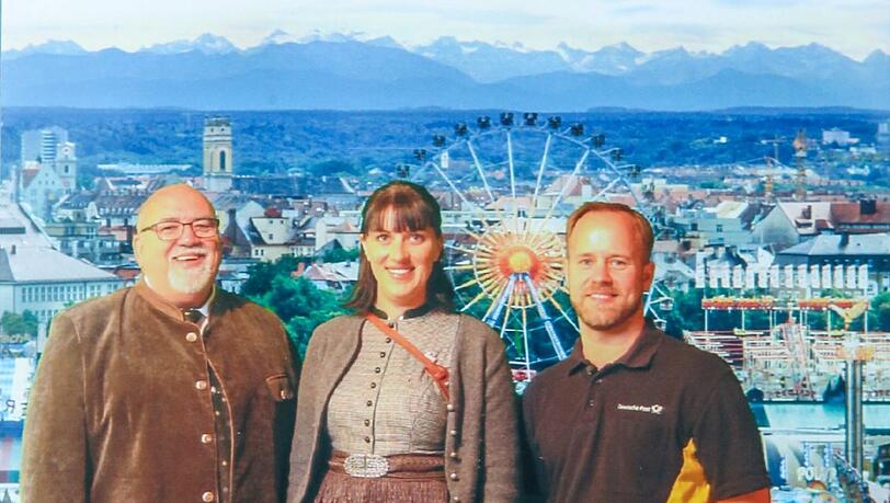 Die Reporterin mit dem Postteam. Die Reporterin mit dem Postteam.