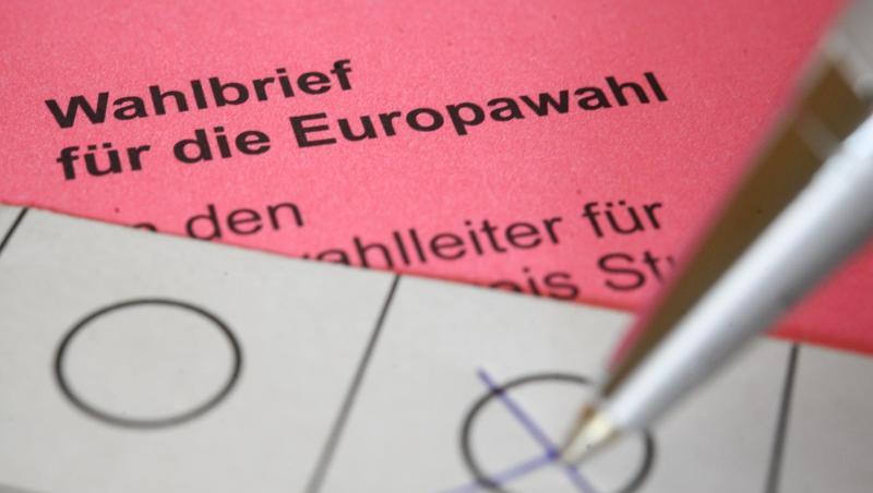 Eine Frau kreuzt einen Wahlzettel für die Briefwahl zum europäischen Parlament an. Foto: Sebastian Gollnow/Archivbild Eine Frau kreuzt einen Wahlzettel für die Briefwahl zum europäischen Parlament an. Foto: Sebastian Gollnow/Archivbild