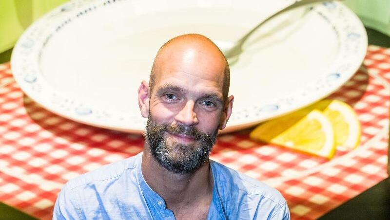 Der Schauspieler Tobias Kilian steht vor dem Bühnenbild des Ohnsorg-Theaters. Foto: Markus Scholz/Archivbild Der Schauspieler Tobias Kilian steht vor dem Bühnenbild des Ohnsorg-Theaters. Foto: Markus Scholz/Archivbild