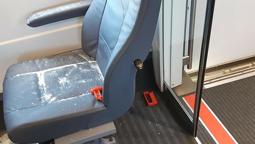Scherben der eingeschlagenen ICE-Fensterscheibe liegen auf dem Sitz. Scherben der eingeschlagenen ICE-Fensterscheibe liegen auf dem Sitz.