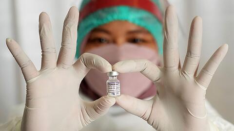 Ein Fl&auml;schchen des Impfstoffs Comirnaty der Firma Pfizer.