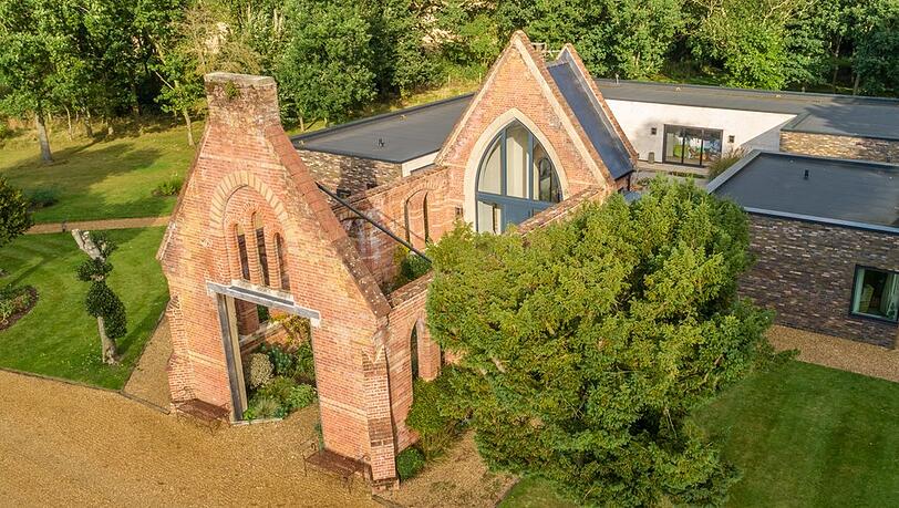 Sogar alte Schlösser und Kirchen dienen mittlerweile als Ferienhäuser, die Urlauber mieten können.
