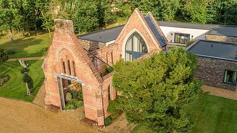Sogar alte Schlösser und Kirchen dienen mittlerweile als Ferienhäuser, die Urlauber mieten können.