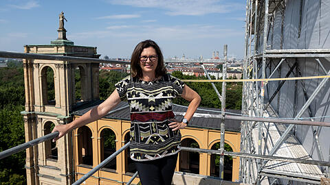 Der Landtag bekommt derzeit ein neues Glasdach über dem Plenarsaal. Landtagspräsidentin Ilse Aigner (CSU) zeigte vergangene Woche die Baustelle.