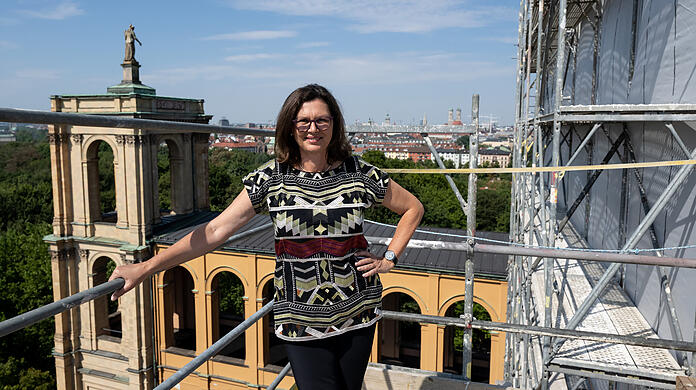 Der Landtag bekommt derzeit ein neues Glasdach über dem Plenarsaal. Landtagspräsidentin Ilse Aigner (CSU) zeigte vergangene Woche die Baustelle.