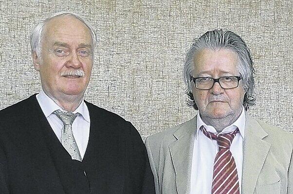 Angeklagt. Briefmarken-Händler Rolf Hans Müller (64, r.) mit seinem Anwalt Wilfried Eysell.Foto: Torsten Huber