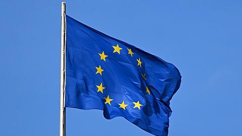 Die Flagge der EU auf dem Reichstag weht im Wind.