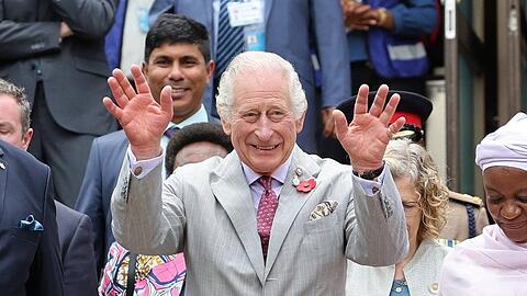 in der kenianischen Hauptstadt Nairobi wurde König Charles III. freundlich begrüßt - dort muss er sich jedoch klar von den Verfehlungen der Vergangenheit distanzieren
