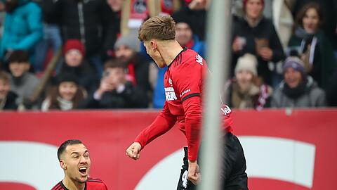 Finn Jeltsch (r.) beim Jubelsprung nach seinem Kopfballtor. Links Julian Justvan, der die Ecke zum 1:0 schlug.