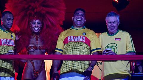 Carlo Ancelotti (r.), Ex-St&uuml;rmer Ronaldo und viel nackte Haut: Der Karneval in Rio de Janeiro.