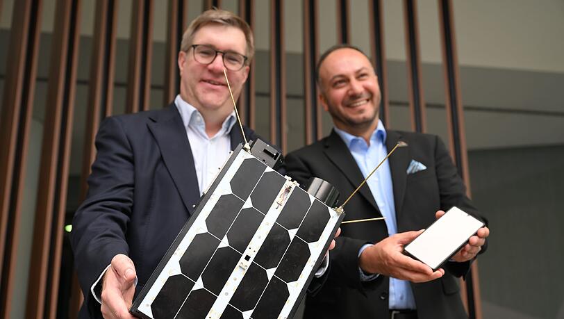 Demonstrativ gute Laune von O2-Manager Jörg Kablitz und OQ-Chef Omar Qaise, die bei der Vorstellung ihres Vorhabens ein Modell eines Satelliten dabeihatten. Demonstrativ gute Laune von O2-Manager Jörg Kablitz und OQ-Chef Omar Qaise, die bei der Vorstellung ihres Vorhabens ein Modell eines Satelliten dabeihatten.