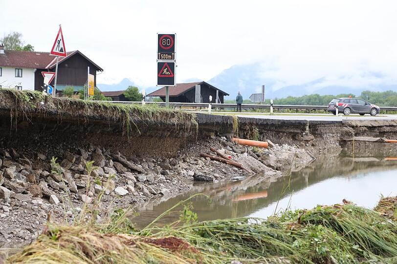 Schwere Hochwasser-Schäden an der A8. Die Bilder zum Durchklicken.