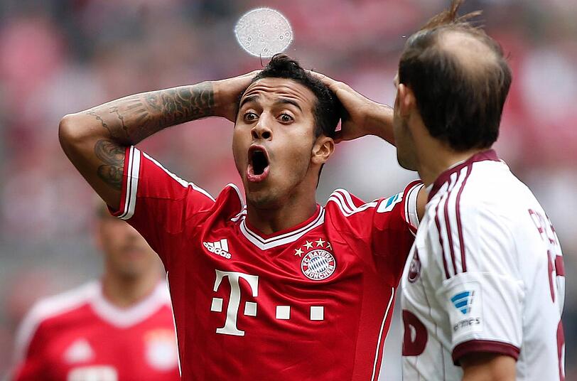 Thiago (l.) vom FC Bayern im Spiel gegen den 1. FC Nürnberg.
