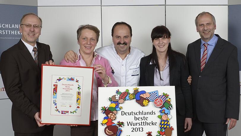Genießer und Gewinner (v.l.): Stefan Stadler, Karin Hanrieder, Sternekoch Johann Lafer, Kristina Breidenbach und Hans-Jürgen Honner. Genießer und Gewinner (v.l.): Stefan Stadler, Karin Hanrieder, Sternekoch Johann Lafer, Kristina Breidenbach und Hans-Jürgen Honner.