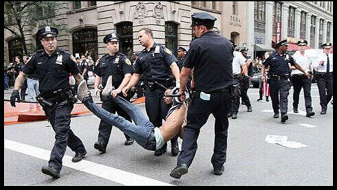 Die AZ zeigt die brutalsten Twitter-Bilder zum Hashtag #myNYPD! Die AZ zeigt die brutalsten Twitter-Bilder zum Hashtag #myNYPD!
