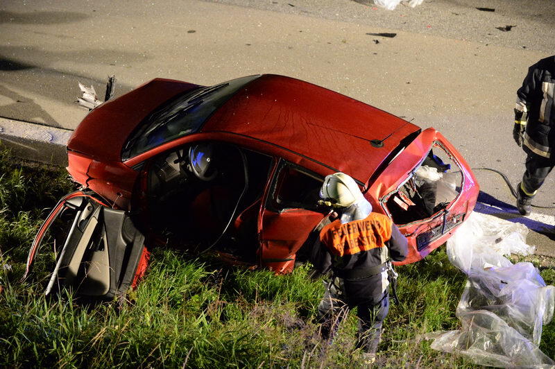 Unfall-Drama auf der A8 bei Grabenstätt: Eine französische Familie kracht mit ihrem Auto in ein Pannen-Auto. Bei dem Crash entsteht ein Trümmerfeld mit einer Länge von 300 Metern. Die Insassen kommen in die Klinik. Die Bilder...