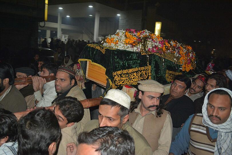 Die Menschen in Peshawar betrauern nach dem grausamen Anschlag auf eine Militärschule den Tod von 132 Schülern und neun weiteren Menschen.