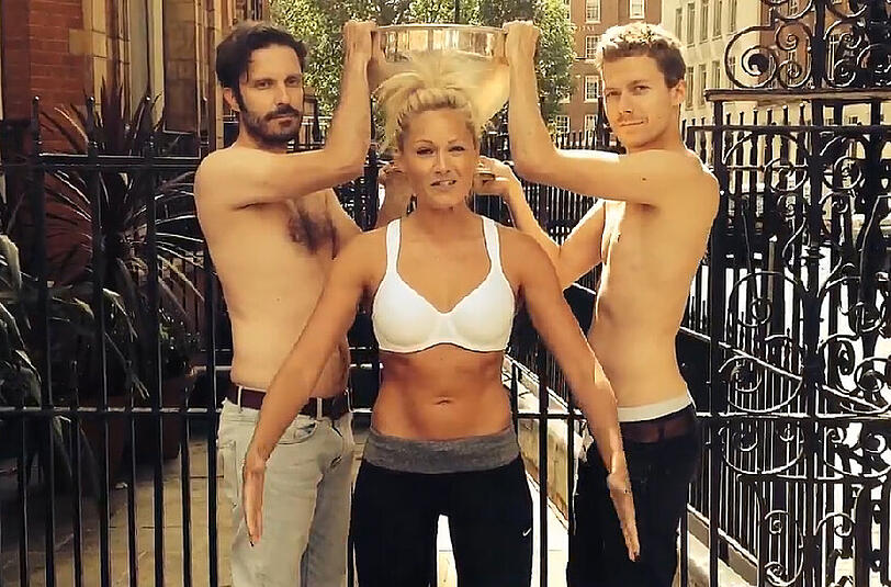 Ohne Schnickschnack aber trotzdem sexy: Helene Fischer stellt sich im Sport-BH der Ice Bucket Challenge.
