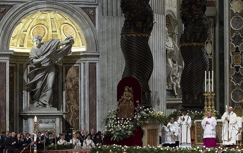 Papst Franziskus hat mit Tausenden Gläubigen und Pilgern die Osternacht im Petersdom gefeiert.