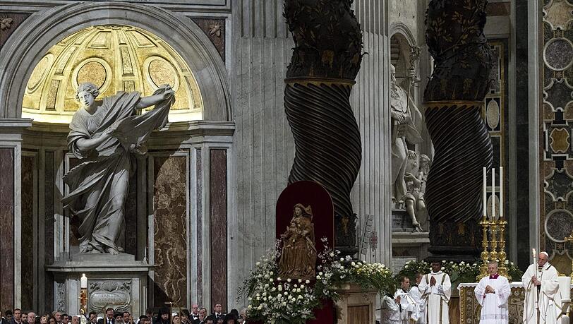 Papst Franziskus hat mit Tausenden Gläubigen und Pilgern die Osternacht im Petersdom gefeiert. Papst Franziskus hat mit Tausenden Gläubigen und Pilgern die Osternacht im Petersdom gefeiert.
