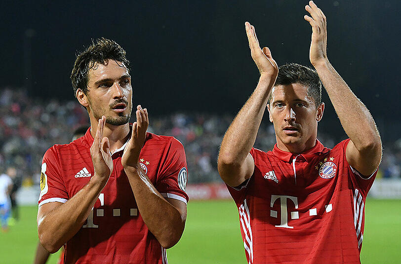 Robert Lewandowski (r.) schickt eine Warnung an die Konkurrenz nach seiner Gala gegen Jena. Mats Hummels spricht über sein Tor-Debüt.