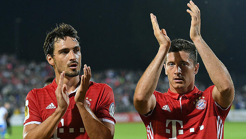 Robert Lewandowski (r.) schickt eine Warnung an die Konkurrenz nach seiner Gala gegen Jena. Mats Hummels spricht über sein Tor-Debüt. Robert Lewandowski (r.) schickt eine Warnung an die Konkurrenz nach seiner Gala gegen Jena. Mats Hummels spricht über sein Tor-Debüt.