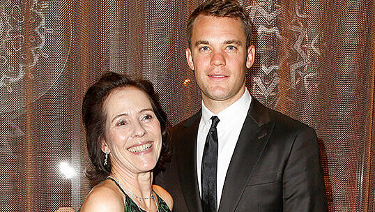 Kim-Eva Wempe (Inhaberin Gerhard D. Wempe KG) und Nationaltorhüter Manuel Neuer Kim-Eva Wempe (Inhaberin Gerhard D. Wempe KG) und Nationaltorhüter Manuel Neuer
