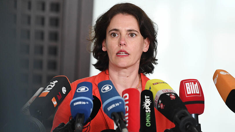 Frauke Köhler, Pressesprecherin des Generalbundesanwalts, gibt in der Bundesanwaltschaft in Karlsruhe (Baden-Württemberg) eine Presseerklärung zur Übernahme der Ermittlungen wegen des Anschlags vom 11. April 2017 auf den Mannschaftsbus des Fußballvereins Borussia Dortmund ab.