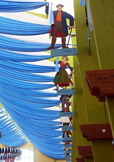 Heller, grüner, blauer: Im neuen Zelt der Ochsenbraterei sind die Bänke im Mittelschiff breiter und es gibt eine Galerie.