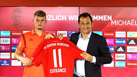 Er übernimmt die Rückennummer 11 von James Rodríguez: Michaël Cuisance (l.), hier mit Sportdirektor Hasan Salihamidzic.