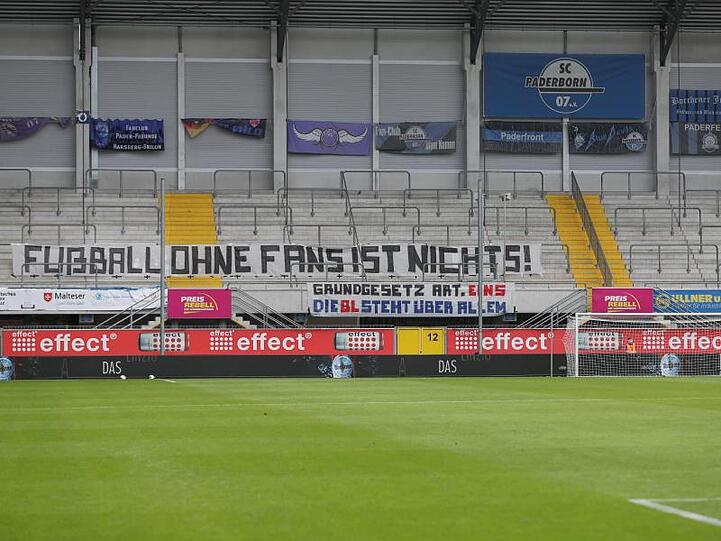 "Fußball ohne Fans ist nichts!" steht auf einem Transparent in der Paderborner Benteler-Arena.