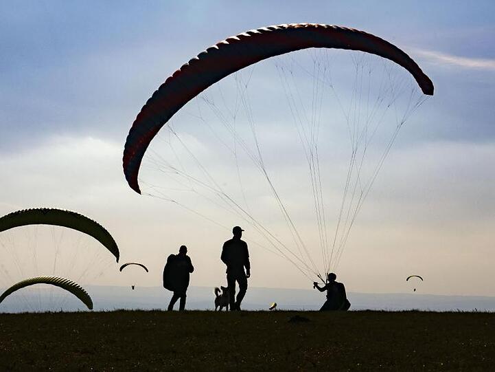 Gleitschirmflieger vor dem Abflug. Foto: Frank Rumpenhorst/dpa/Symbolbild