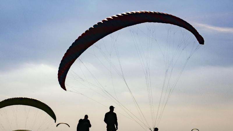 Gleitschirmflieger vor dem Abflug. Foto: Frank Rumpenhorst/dpa/Symbolbild Gleitschirmflieger vor dem Abflug. Foto: Frank Rumpenhorst/dpa/Symbolbild