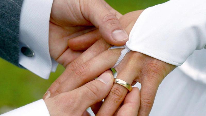 Ein Bräutigam streift bei der Trauung seiner Braut den Ehering über den Finger. Foto: Andreas Lander/zb/dpa/Symbolbild Ein Bräutigam streift bei der Trauung seiner Braut den Ehering über den Finger. Foto: Andreas Lander/zb/dpa/Symbolbild