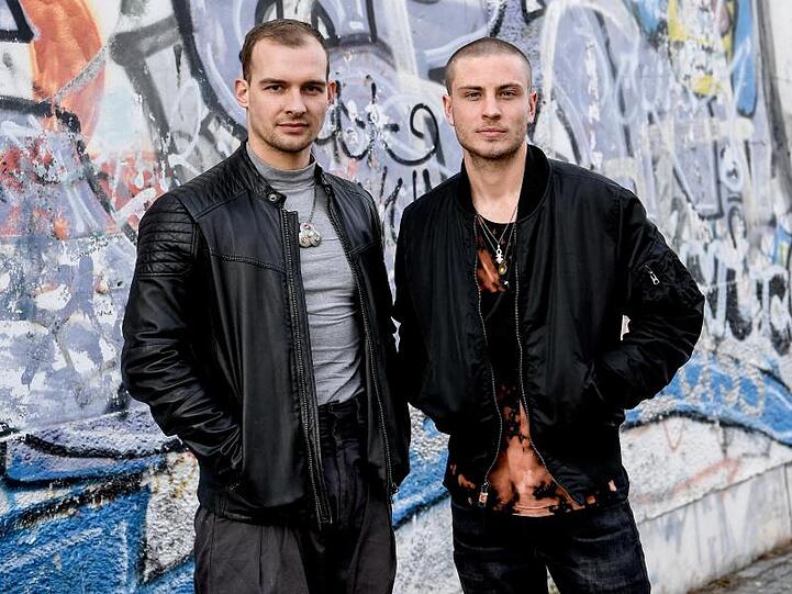 Eric Stehfest und Jannik Schümann bei den Dreharbeiten zu "9 Tage wach".
