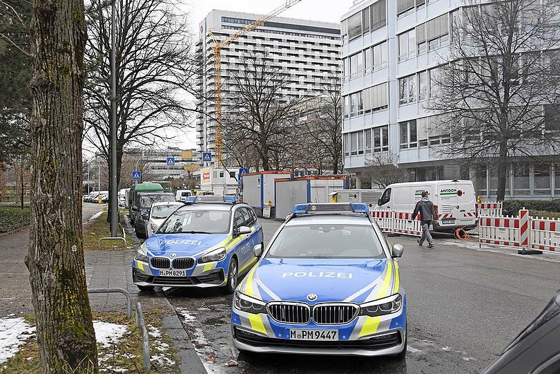 Der bis dato unbekannte Täter flüchtete aus dem Laden, die sofort eingeleitete Fahndung - unter anderem auch mit einem Hubschrauber - blieb ohne Erfolg.