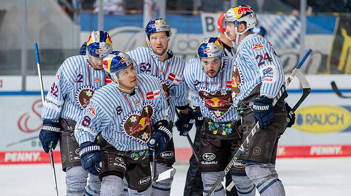 Fesch im Trachten-Trikot: Die Spieler des EHC am Donnerstagabend.