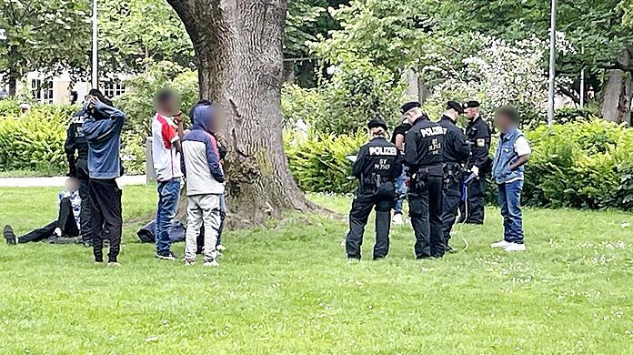 Polizisten führen im Alten Botanischen Garten eine Kontrolle durch. AZ-Archiv