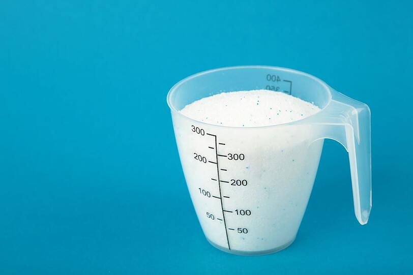 Die Menge an Waschmittel, die Sie für eine Ladung Wäsche verwenden sollten, steht auf der Verpackung. Die Menge hängt vom Verschmutzungsgrad, dem Härtegrad des Wassers und der Füllmenge der Trommel ab. Als Richtwert gilt: Für etwa 4,5 kg normal verschmutzte Wäsche bei weichem Wasser brauchen Sie rund 100 Milliliter Waschpulver. Bei stark verschmutzter Wäsche oder hartem Wasser kann die Menge auf bis zu 175 Milliliter steigen. Die Menge an Waschmittel, die Sie für eine Ladung Wäsche verwenden sollten, steht auf der Verpackung. Die Menge hängt vom Verschmutzungsgrad, dem Härtegrad des Wassers und der Füllmenge der Trommel ab. Als Richtwert gilt: Für etwa 4,5 kg normal verschmutzte Wäsche bei weichem Wasser brauchen Sie rund 100 Milliliter Waschpulver. Bei stark verschmutzter Wäsche oder hartem Wasser kann die Menge auf bis zu 175 Milliliter steigen.