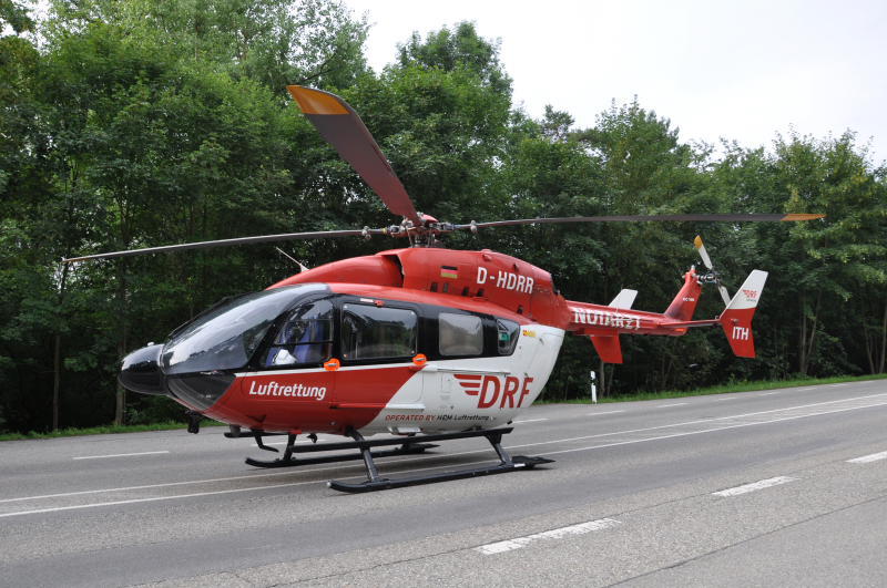 Der Wagen zerschellte an einem Baum - der Fahrer starb an der Unfallstelle.