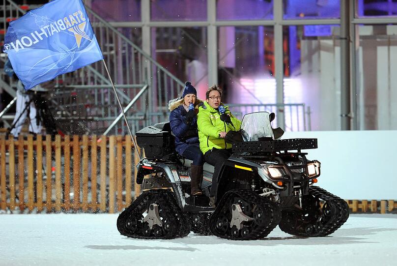 An der Seite von ARD-Moderator Matthias Opdenhövel interviewte und moderierte Neuner durch die Sendung. Hier bei der Anfkunft auf dem Schneemobil in der Chiemgau Arena in Ruhpolding.
