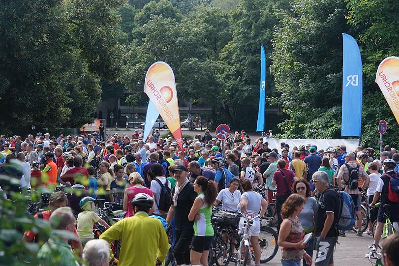 Tausende Radfahrer warteten am Sonntag auf den Start der BR-Radl-Tour auf dem Mittleren Ring in München.