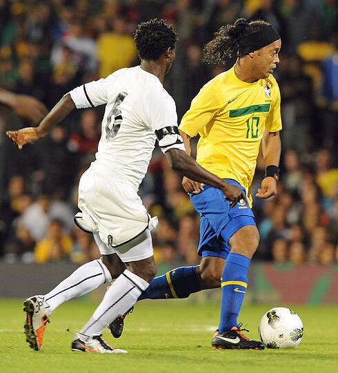 Gegenspieler Ronaldinho: Im Freundschaftsspiel durfte Annan 2011 gegen den Altmeister ran. Bei der WM 2014 war Annan nach langwieriger Sprunggelenksverletzung nicht mit dabei, auch beim Afrika Cup 2014 wurde Annan nicht in den Kader berufen. Dafür kann er sich jetzt intensiv auf die Rückrunde bei den Löwen vorbereiten.