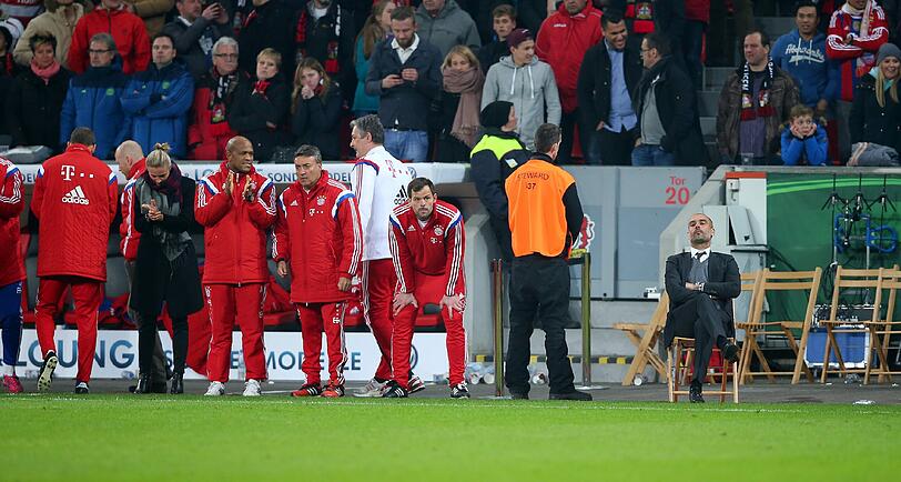 Beim Rest des Bayern-Trainerstabs war vor lauter Spannung nicht an Sitzen zu denken. Pep Guardiola (r.) hat längst auf seinem hölzernen Klappstuhl Platz genommen.