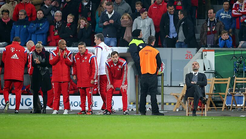 Beim Rest des Bayern-Trainerstabs war vor lauter Spannung nicht an Sitzen zu denken. Pep Guardiola (r.) hat längst auf seinem hölzernen Klappstuhl Platz genommen. Beim Rest des Bayern-Trainerstabs war vor lauter Spannung nicht an Sitzen zu denken. Pep Guardiola (r.) hat längst auf seinem hölzernen Klappstuhl Platz genommen.