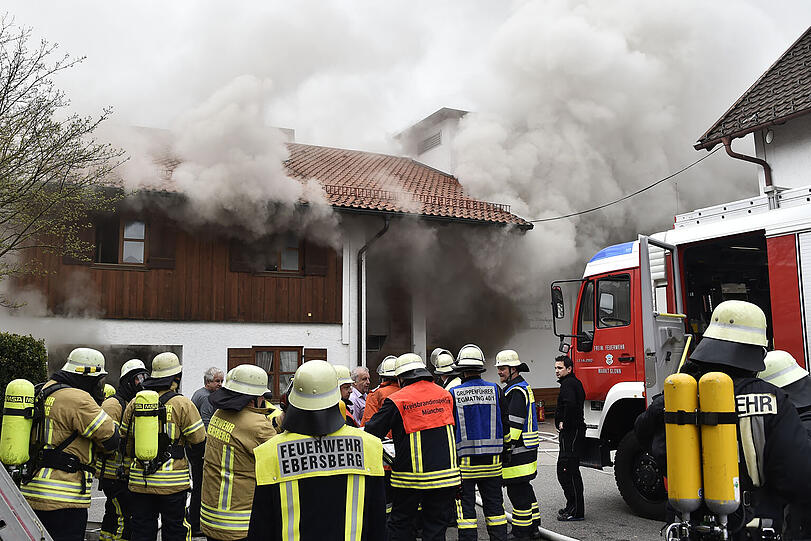 Bei dem Hotelbrand in Glonn wurden neun Menschen verletzt.