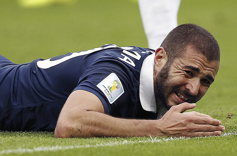 Nach seinem endgültigen Aus für die Heim-EM sitzt bei Champions-League-Sieger Benzema der Frust tief. "Er hat sich dem Druck eines rassistischen Teils von Frankreich gebeugt", sagte der Stürmer von Real Madrid der "Marca" und deutete an, dass nicht allein sportliche Gründe Didier Deschamps veranlasst haben, ihn nicht in der Kader der Grande Nation zu berufen - sondern die Wahlerfolge des rechtspopulistischen Front National.
